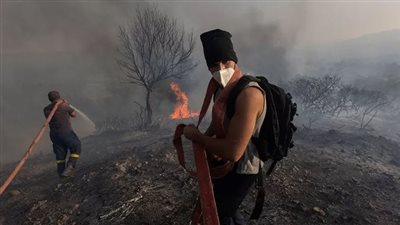 تقارير: حرائق اليونان خطر لا ينتهي .. والرياح القوية لا تزال تشكل تهديدًا