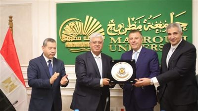 وزير التعليم العالي يقدم الشكر لرئيس جامعة عين شمس بعد انتهاء مدته