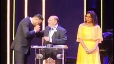 أحمد السعدني يقبل يده والأخير يبكي.. تكريم صلاح عبد الله في افتتاح المهرجان القومي للمسرح