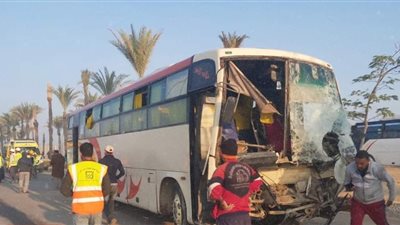 مصرع 3 أشخاص وإصابة 37 آخرين في تصادم سيارة نقل وأتوبيس بمطروح