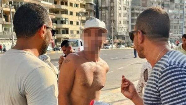 وقف زائر للسير بملابس