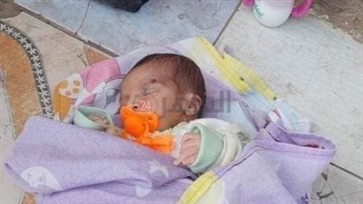 بالحبل السري.. مُسن يعثر على رضيع عمره 8 أيام أمام باب منزله بالدقهلية
