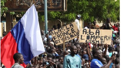 لتأييدها استمرار الرئيس المخلوع.. آلاف المتظاهرين يهتفون ضد فرنسا أمام سفارتها بالنيجر وباريس ترد