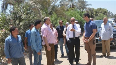 محافظ القليوبية يتابع حل مشكلة طفح مياه مصرف البركة بالخانكة نتيجة كسر خط الصرف