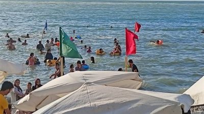 رفع الرايات الحمراء على شواطئ الإسكندرية بعد غرق 5 طلاب بالعجمي | بث مباشر
