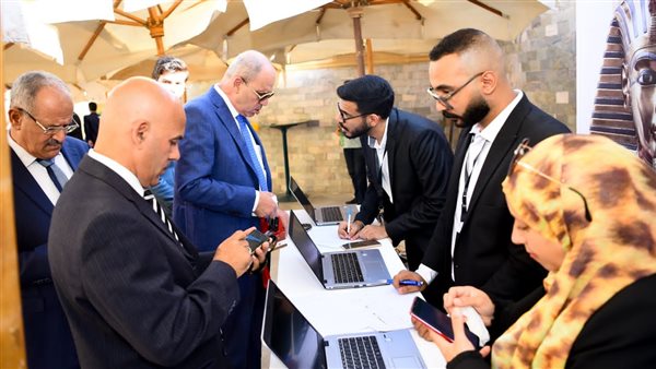 توافد الجاليات لحضور