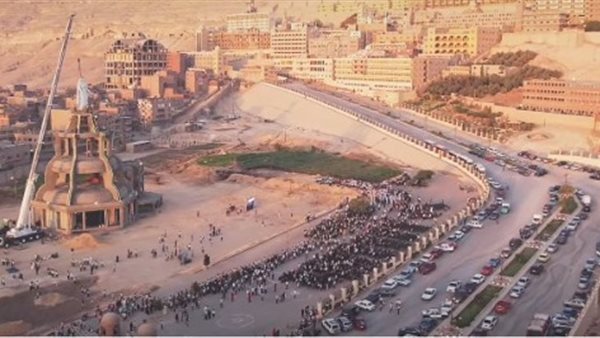 لحظات تعليق تمثال