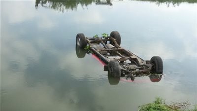 مصرع شخص في حادث انقلاب سيارة داخل مصرف بالاسماعيلية