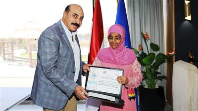 محافظ أسوان يكرم هاجر محمد إبراهيم الأولى على مستوى الجمهورية في الثانوية العامة مكفوفين 
