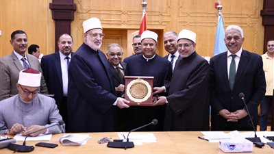 مجلس جامعة الأزهر يكرم نائب الوجه البحري وعمداء الكليات الذين بلغوا السن القانونية