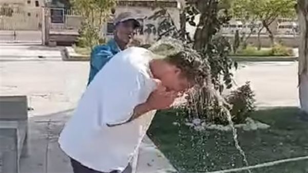 سائحون يواجهون حرارة