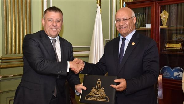 جانب من توقيع البروتوكول