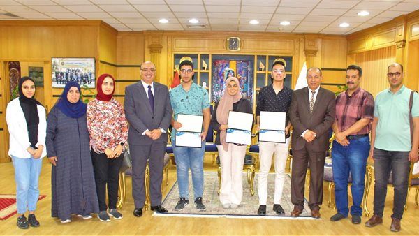 تكريم الطلبة وأسرهم