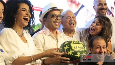 محمد هنيدي يحضر العرض الخاص لـ فيلم مرعي البريمو ببطيخة محفور عليها اسمه