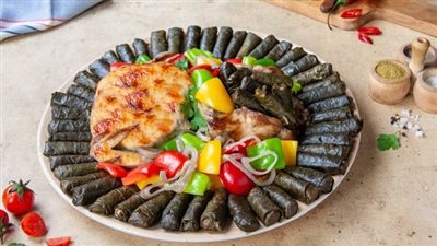 طريقة عمل محشي ورق عنب مصري مع فراخ مخصوصة.. وكيفية تخزينه في برطمان بالصور