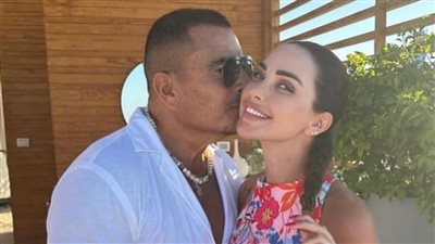 عمرو دياب يُقبل اللبنانية داليدا خليل.. والفنانة: الروح مع الأسطورة