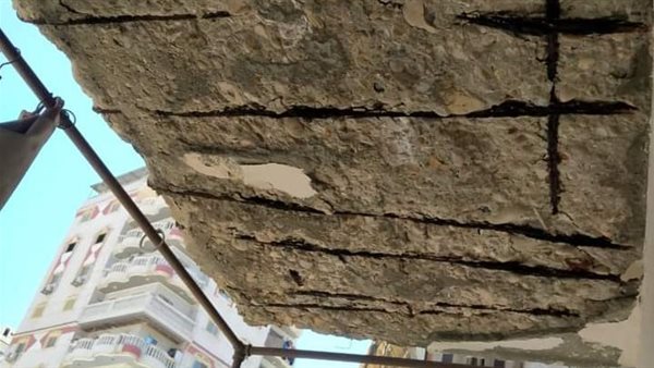 انهيار أجزاء من بلكونة