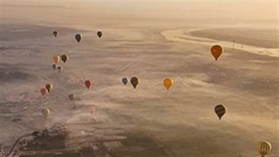 670 سائحًا يحلقون بسماء الأقصر على متن 28 رحلة بالون طائر