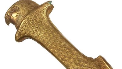 المتحف المصري بالتحرير يعرض مقبض خنجر من الذهب