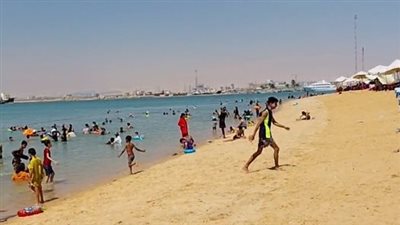 تزامنا مع إجازة نهاية الأسبوع.. إقبال المصطافين على شواطئ السويس هربًا من حرارة الجو |بث مباشر 