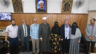 رئيس منطقة سوهاج الأزهرية يكرم الطالبة مروة صاحبة المركز الرابع على مستوى الجمهورية في شهادة الثانوية| صور