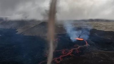 لحظة خروج إعصار شديد من بركان أيسلندا| فيديو