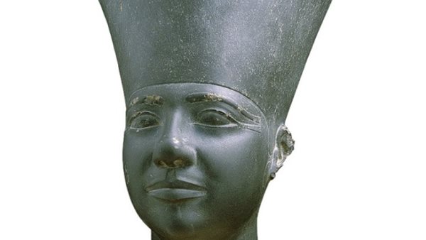  رأس تمثال للملك