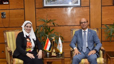 رئيس جامعة أسيوط يستقبل الدكتورة أميرة الحوفي الحائزة على جائزة المرأة المتميزة عالميًا من الامارات