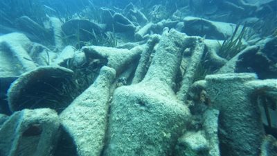 الآثار: كشف بقايا سفينة غارقة وجرار من الفخار في منطقة العلمين | صور