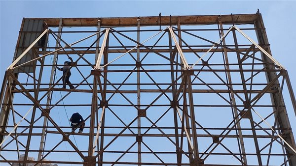 إزالة لافتة إعلانية