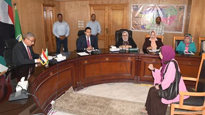 محافظ الفيوم يوجه بتوفير مساعدات للأولى بالرعاية وفرص عمل للشباب بالقطاع الخاص