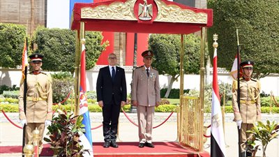 وزير الدفاع يلتقي نظيره الصربي لبحث التعاون المشترك