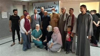 احتفالا بشفائه.. أسرة مريض سرطان ترقص على الطبل البلدي في معهد للأورام بأسيوط| بث مباشر