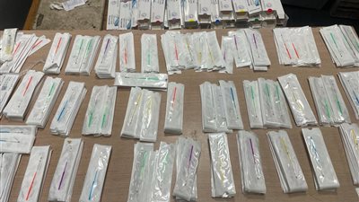 ضبط راكب بحوزته كمية من المخدرات وآخر حاول تهريب أدوات حقن مجهري بمطار القاهرة