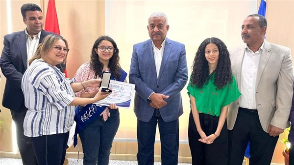 محافظ السويس يكرم