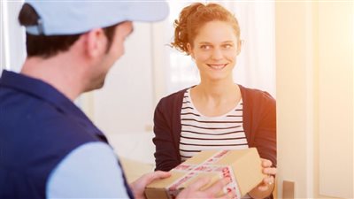 القصة الكاملة لـ تريند مندوب الشحن.. زوج صاحبة الفستان يعلق وبطل الواقعة ينصح العملاء