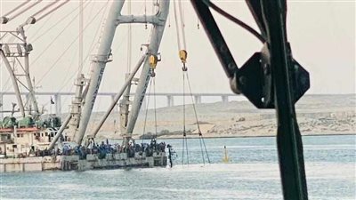 ننشر أول صور للحظة انتشال هيكل القاطرة الغارقة فهد من قاع قناة السويس 