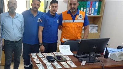 أمانة مسعف وسائق.. إسعاف كفر الشيخ يسلم 47 ألف جنيه ومتعلقات شخصية لأسرة مصابَيْن في حادث 
