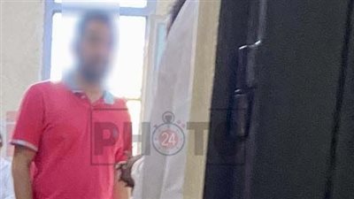 بالكلابشات.. الصحفي المشبوه منتحل صفة القاهرة 24 يمثل أمام هيئة المحكمة |صور