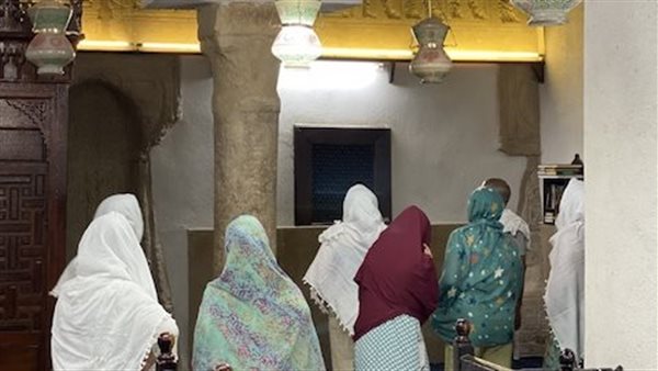 مرتدين الحجاب السائحات