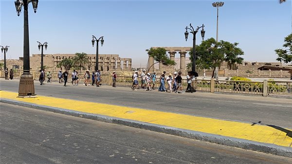 برغم الحر السائحون