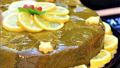 في 5 دقائق| طريقة عمل المحشي المبتكرة.. كيكة ورق العنب في الفرن ستدهش ضيوفك