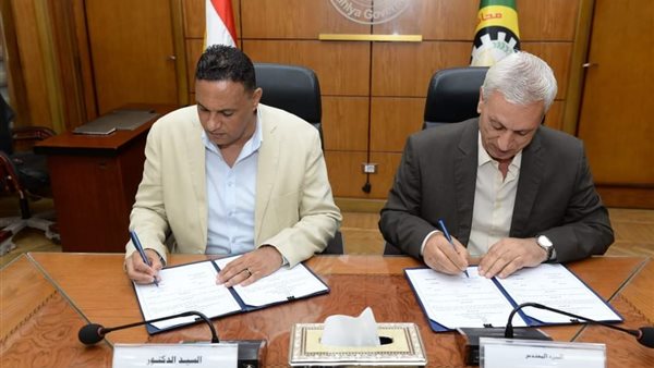 توقيع العقود 