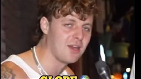 شاب بريطاني يثير