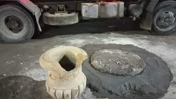 التمثال والبالوعة