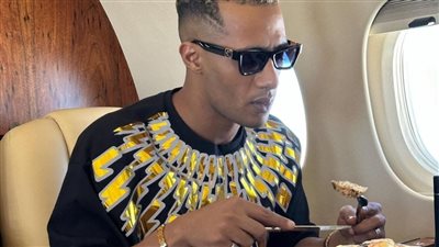 رفقة المضيفات.. محمد رمضان يشارك جمهوره تفاصيل رحلته للرياض | صور وفيديو