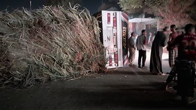 الإطار انفجر.. انقلاب تريلا على كوبري بركة السبع بالمنوفية دون إصابات