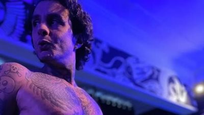 بعد صور العمرة والسبحة| أحمد الفيشاوي يستعرض وشما جديدا.. والجمهور ينتقده: النفس أمارة بالسوء