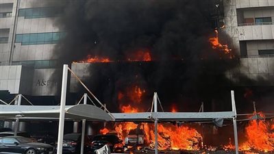حريق ضخم يلتهم أحد الأبراج السكنية بالإمارات.. والدفاع المدني يتدخل لإنقاذ المدنيين