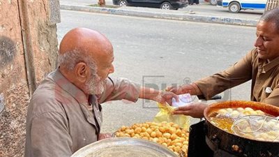 بعد رحلة كفاح.. وفاة عم مصطفى أشهر بائع زلابية بالأقصر عن 90 عاما 